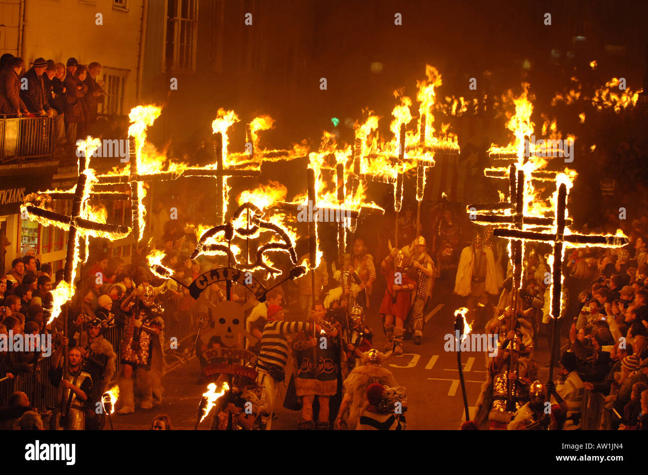 La masterizzazione di croci formano parte di una spettacolare sfilata di fuoco e fuochi d'artificio sulla notte dei falò di Lewes, nel Sussex, Inghilterra Foto Stock