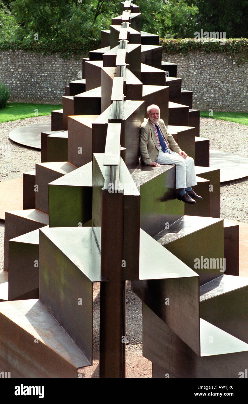 Lo scultore Sir Anthony Caro con la sua colossale Goodwood passi. Foto Stock