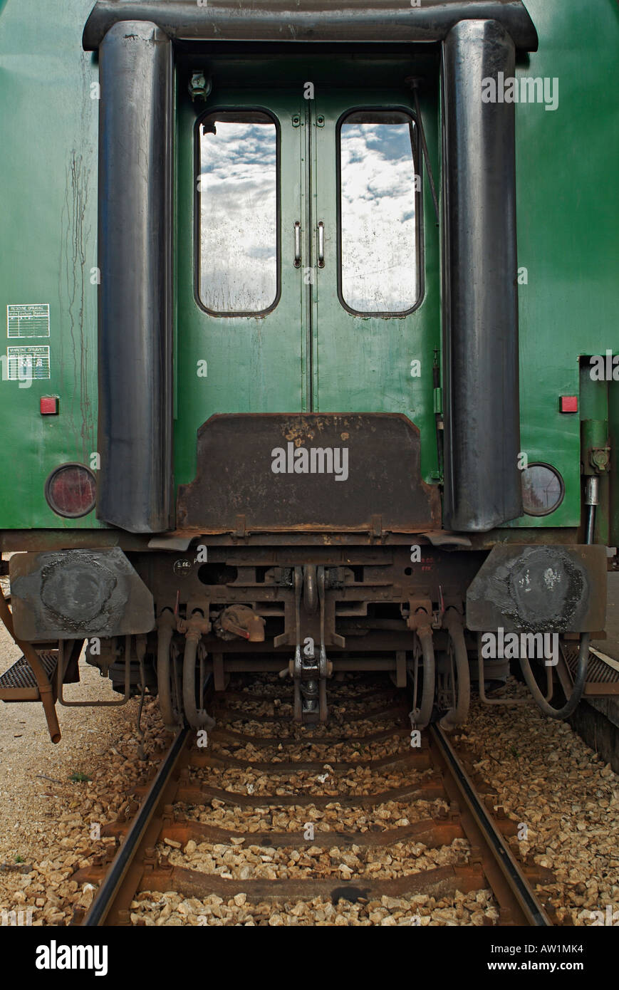 Treno Il trasporto su un binario ferroviario, in vista posteriore Foto Stock