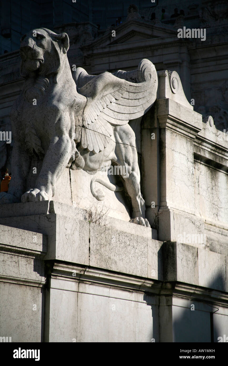 Leone alato statua all Altare della Patria Vittoriano in Roma, Italia Foto Stock