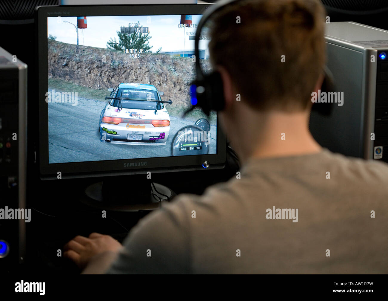 Adolescente durante un Massively Multiplayer Online del gioco di gioco per computer Foto Stock