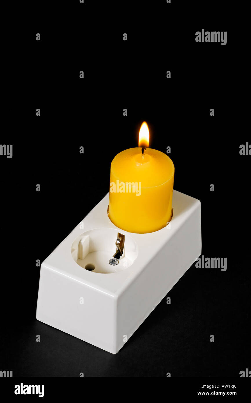 Steckdose, Aufputzdose, Kerze, Notlicht | Foto Stock