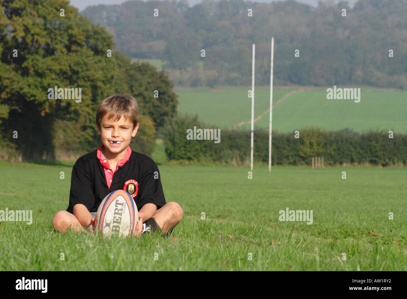 Ragazzo giovane bambino giocatore di rugby con la palla da rugby Foto Stock