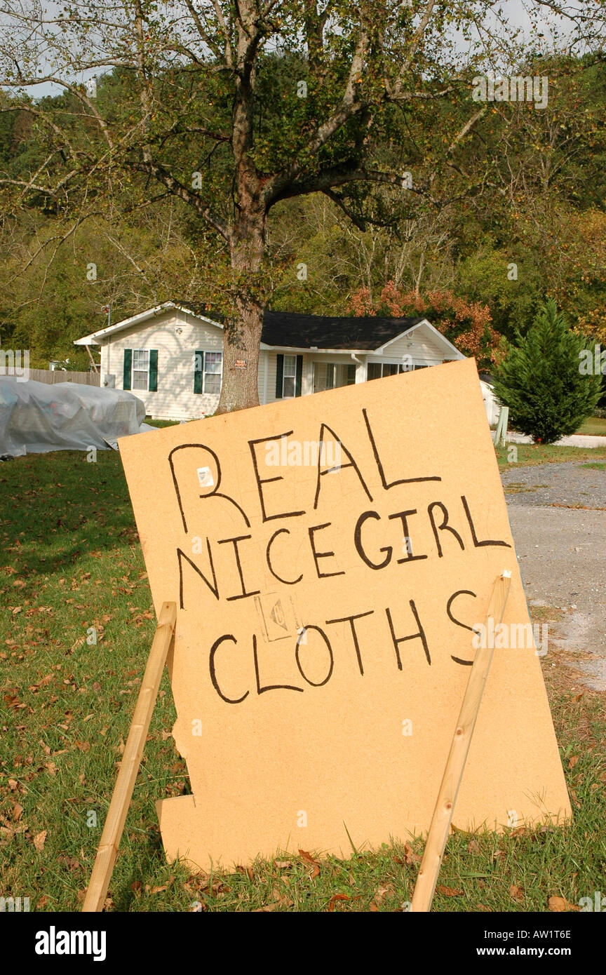 Real Nice Girl i panni per la vendita in tag di vendita di garage, non è questo per Bad Girls rurale della contea di Pickens Georgia USA America Foto Stock