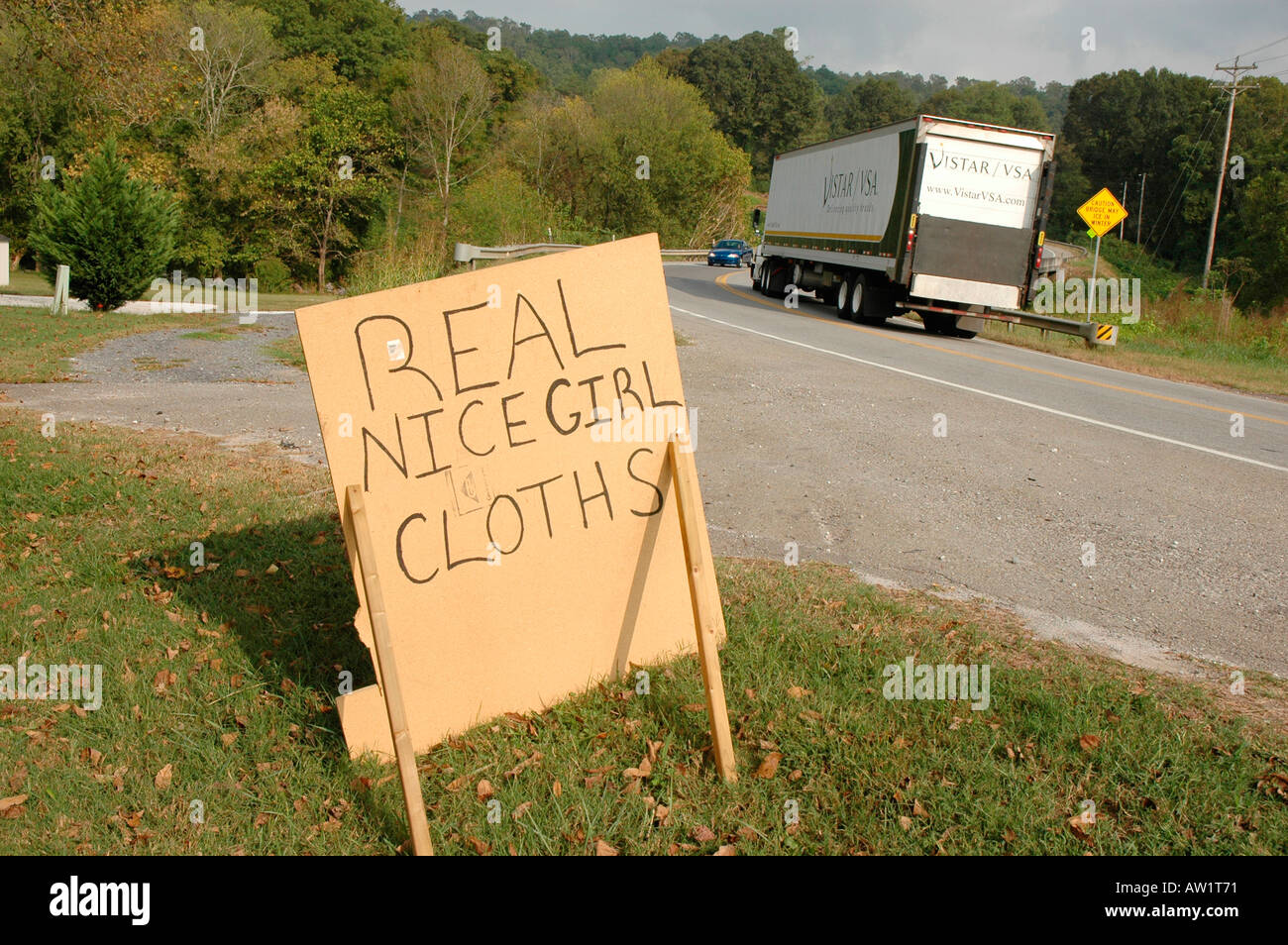 Real Nice Girl i panni per la vendita in tag di vendita di garage, non è questo per Bad Girls rurale della contea di Pickens Georgia USA America Foto Stock