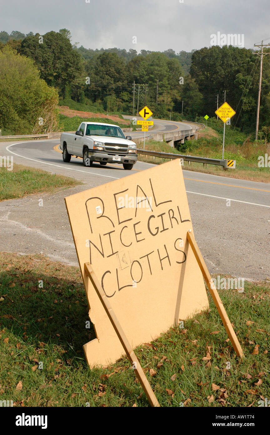 Real Nice Girl i panni per la vendita in tag di vendita di garage, non è questo per Bad Girls rurale della contea di Pickens Georgia USA America Foto Stock
