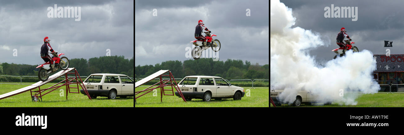 Stunt motociclista salta auto che esplodono in un paese mostrano INGHILTERRA Foto Stock