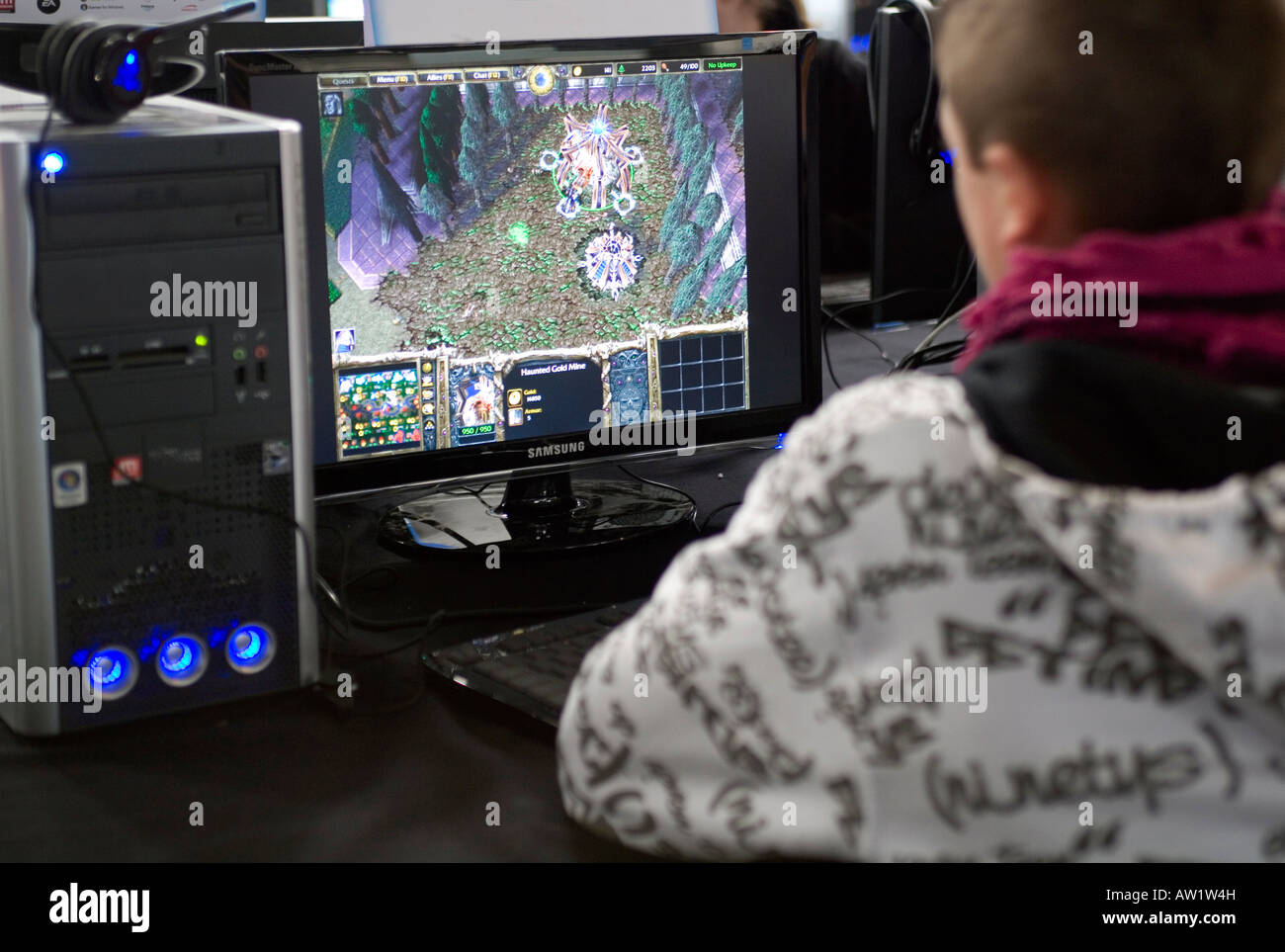 Adolescente durante un Massively Multiplayer Online Role Playing Game gioco per computer Foto Stock