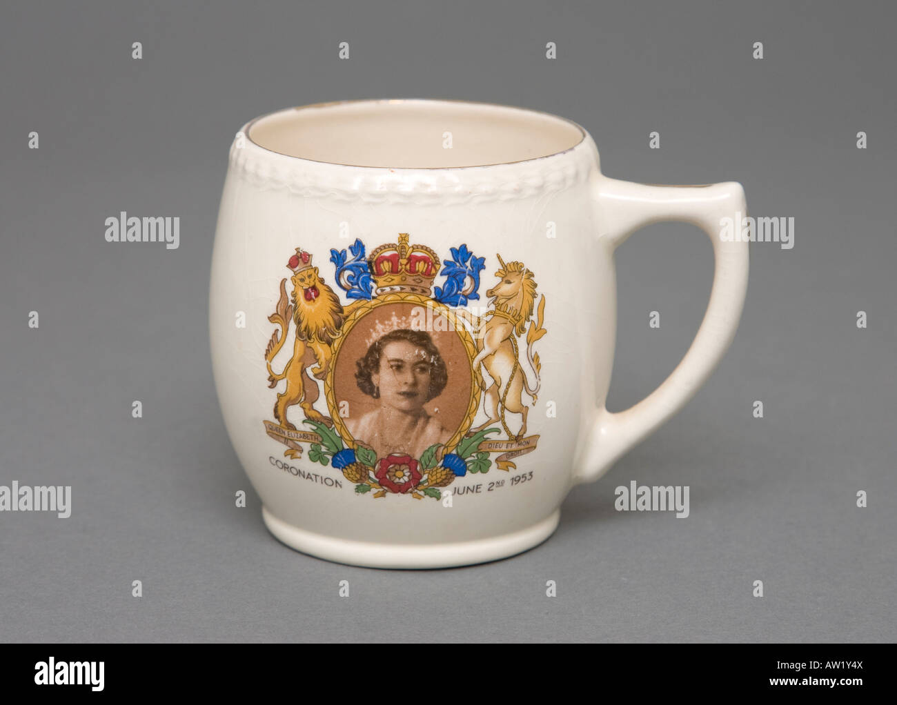 Tazza per commemorare il royal incoronazione della Regina Elisabetta nel 1953 Foto Stock