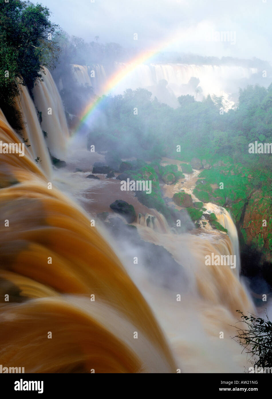 Rainbow attraversamento su Cascate di Iguassù tra Argentina e Brasile Foto Stock