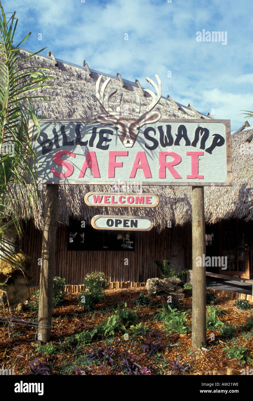 Florida Seminole Indian Billie Swamp Safari segno di benvenuto tradizionale architettura chickee Foto Stock