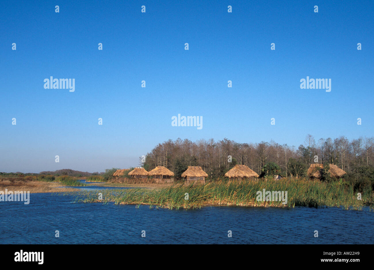 Everglades della Florida Seminole chickees indiano in fila di paglia tradizionali home villaggio turistico billie swamp safari Foto Stock