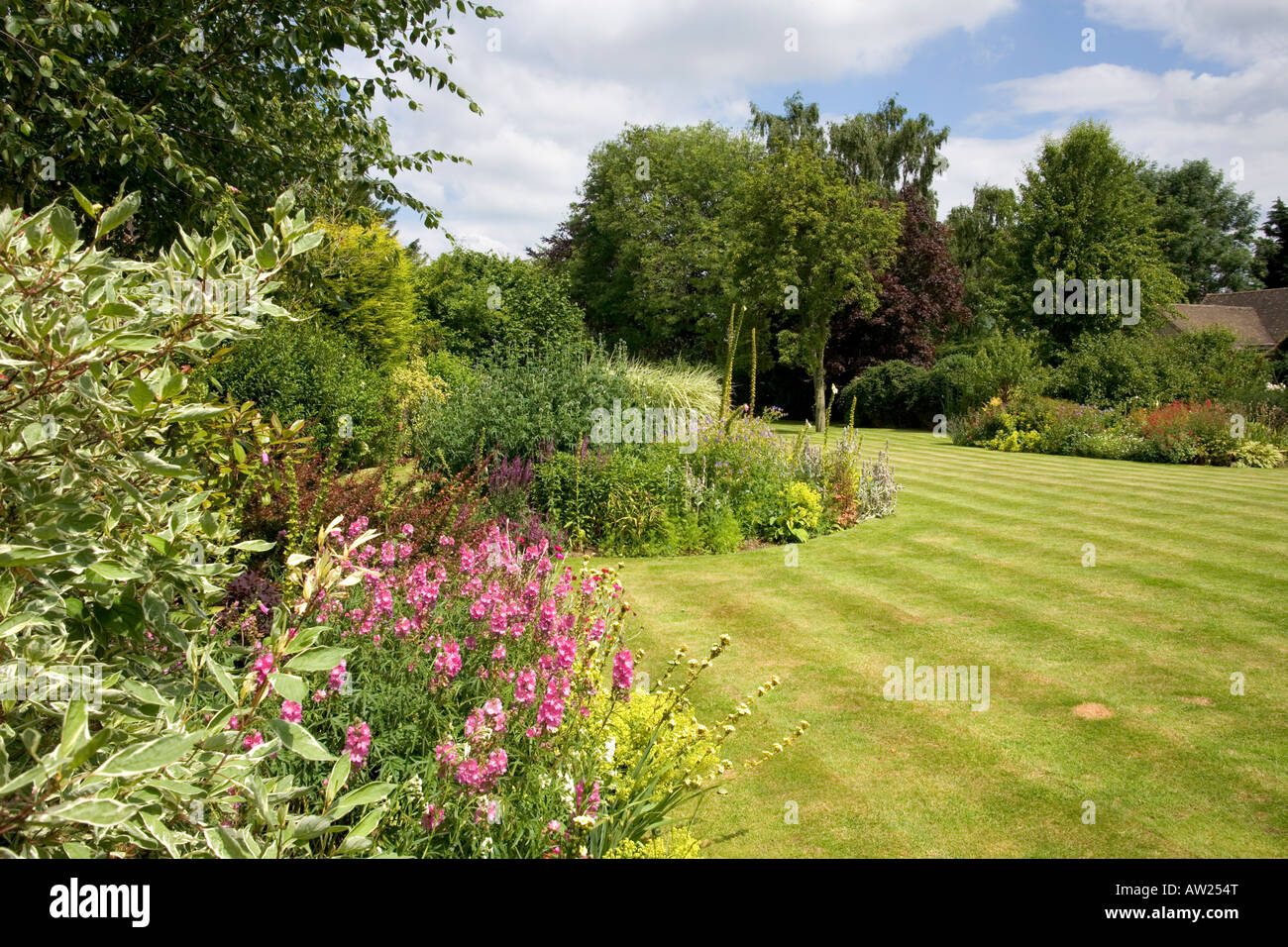 Giardini del Regno Unito. Giardino estivo di confine e prato a strisce. Foto Stock