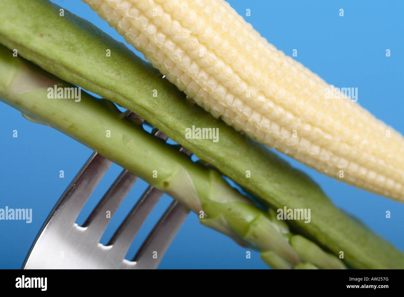 Fresche biologiche mature green runner Bean yellow granturco dolce e asparagi lancia sulla punta di una forcella Foto Stock