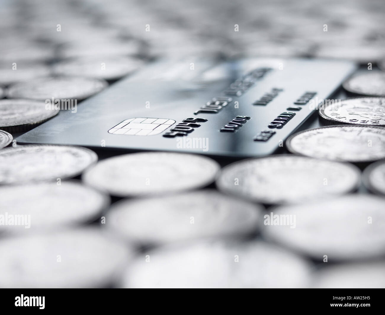 Carta di credito tra monete Foto Stock