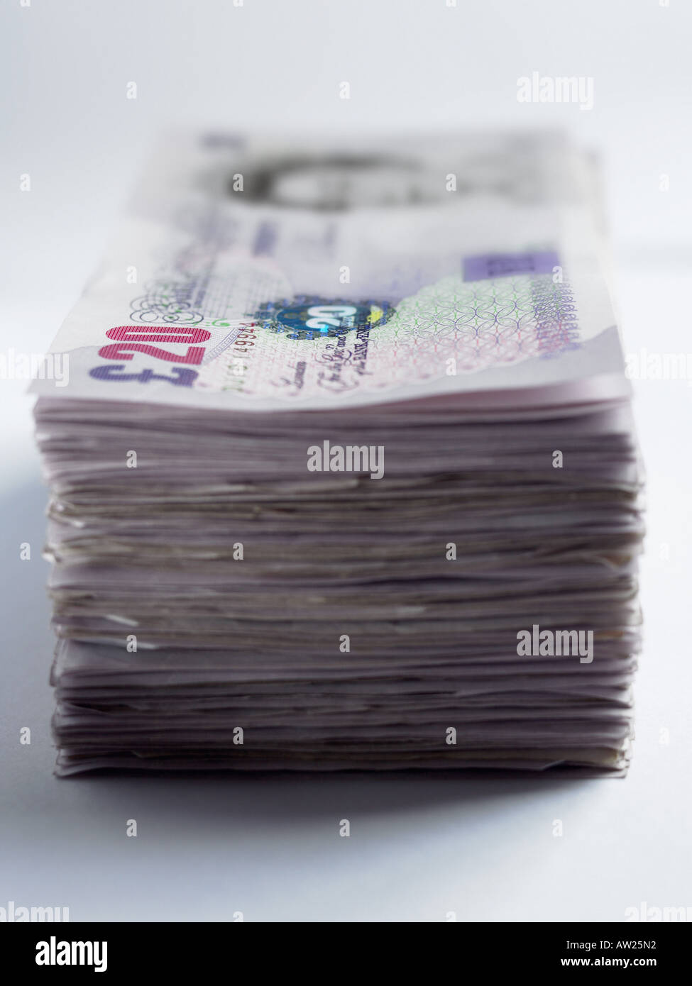 Pila di venti pound note Foto Stock