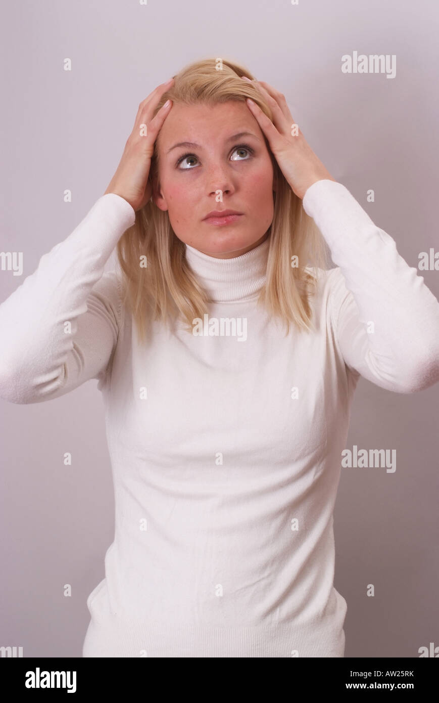 Donna con mal di testa | Frau mit Kopfschmerzen Foto Stock