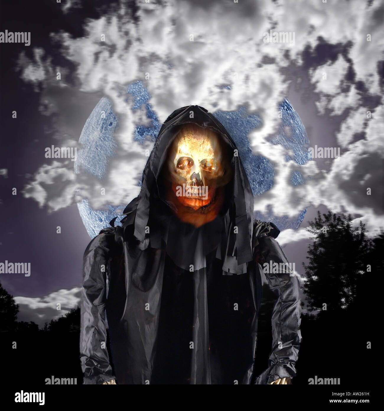Il male cranio Demon Ghost con la luna piena nella notte di Halloween Foto Stock
