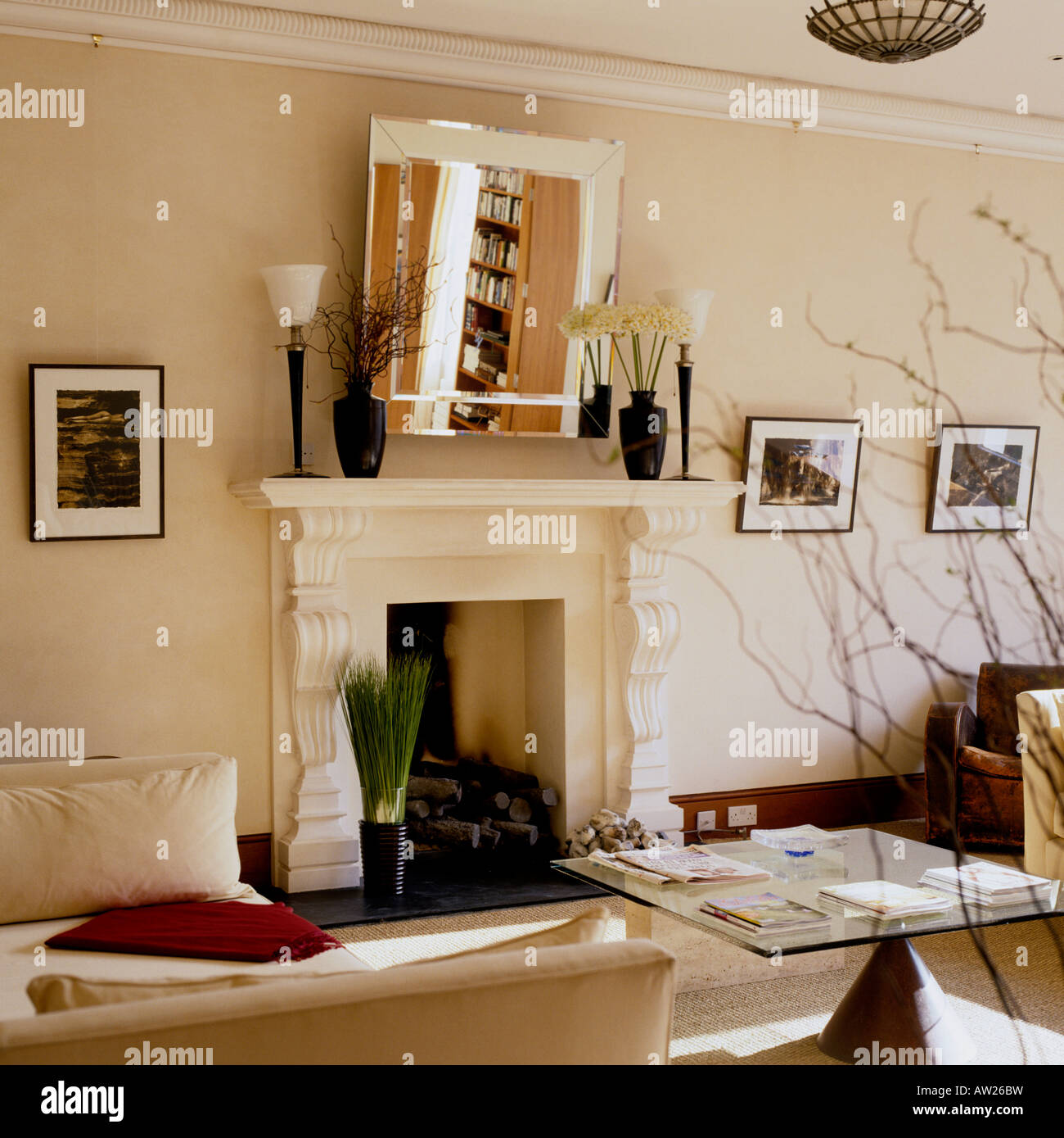 Il modo di vivere moderno sala con caminetto, tabella di caffè di vetro e divano Foto Stock