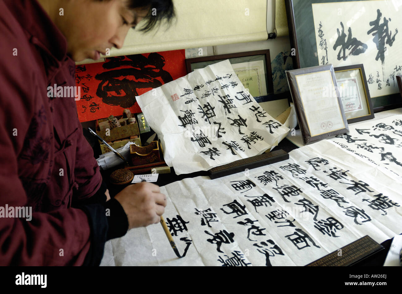 Un esperto nell'arte della calligrafia scrivendo con la scrittura cinese spazzola Liulichang a Pechino in Cina. 03-Mar-2008 Foto Stock