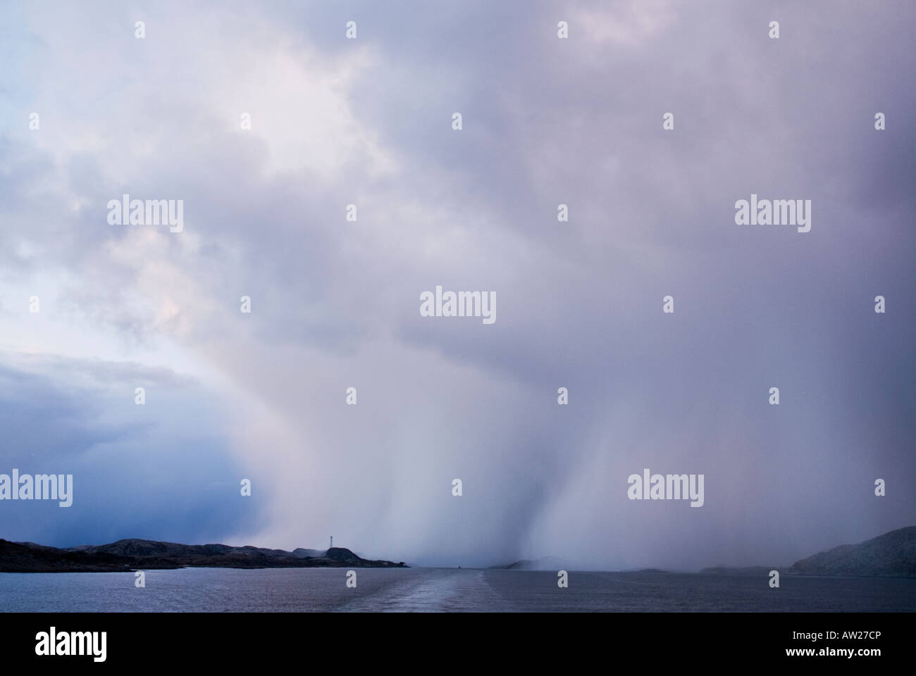 Tempesta di neve oltre oceano lungo la costa norvegese nei pressi del villaggio di Rørvik, Norvegia Foto Stock