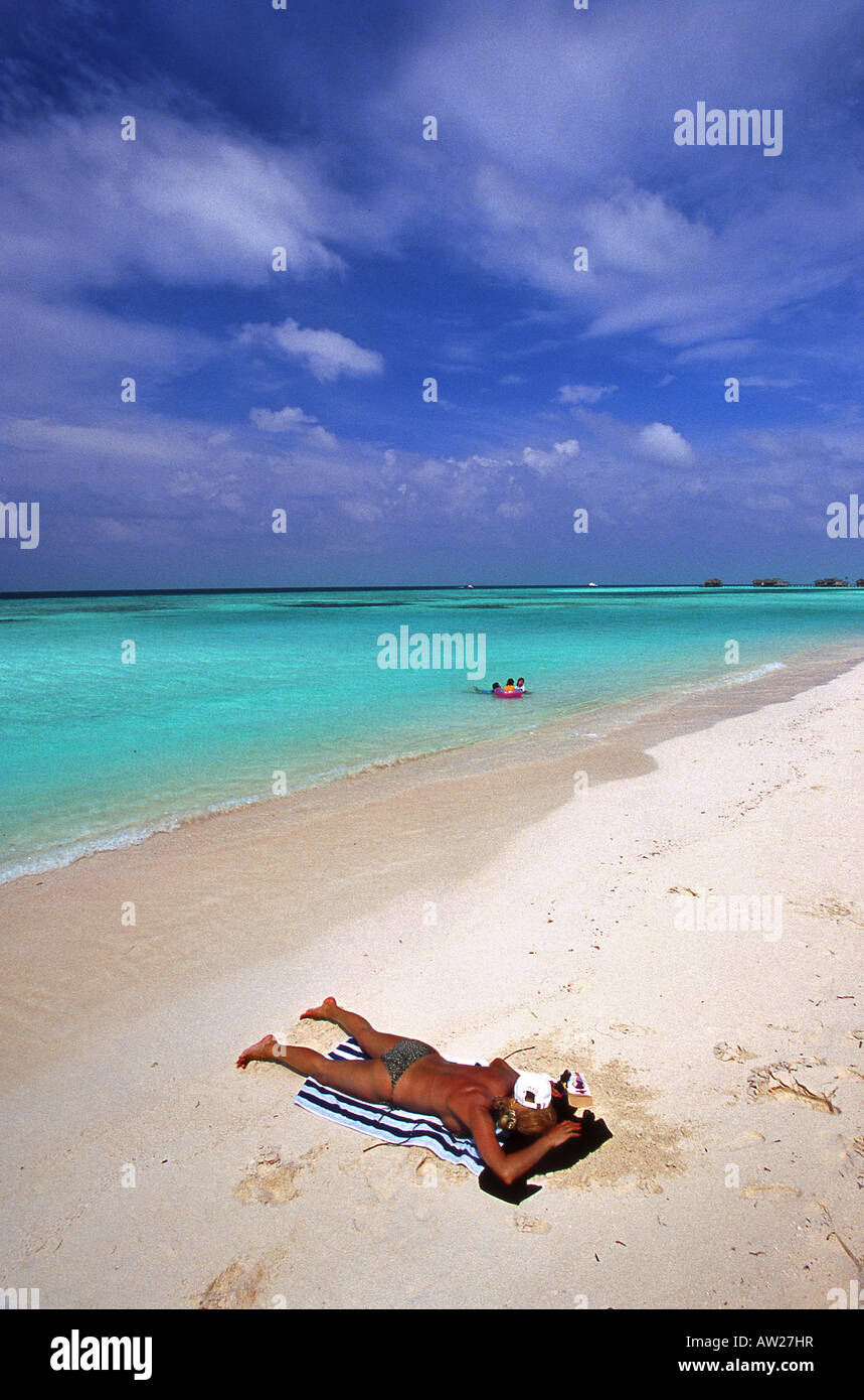 Tourist per godersi la spiaggia in Nord Male Atoll, Maldive Foto Stock