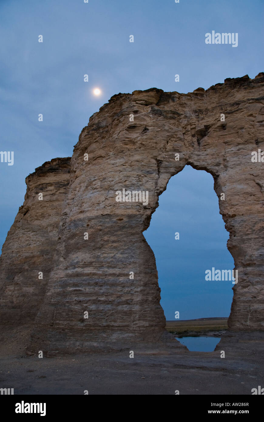 Luna piena visto sopra il monumento Keyhole Rocks National Monumento Naturale Gove County Kansas Foto Stock