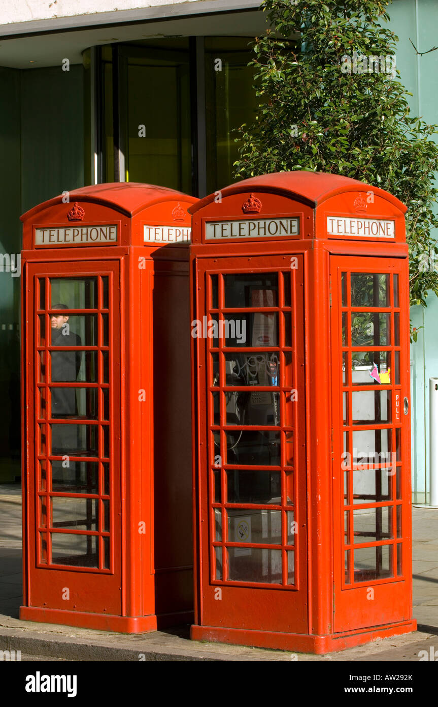 Cabine telefoniche rosse su St Martins Lane Londra Regno Unito Europa Foto Stock