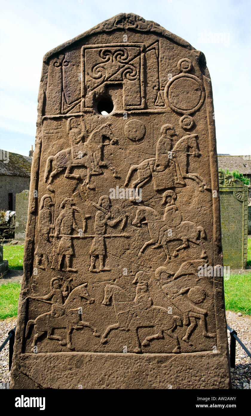 Celtic Pictish croce cristiana lastra. Aberlemno sagrato, Tayside, Scozia. Pictish simboli e una scena di battaglia. Lato di retromarcia Foto Stock