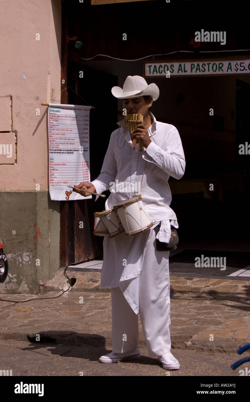 Mexican musicista di strada si veste di bianco Foto Stock