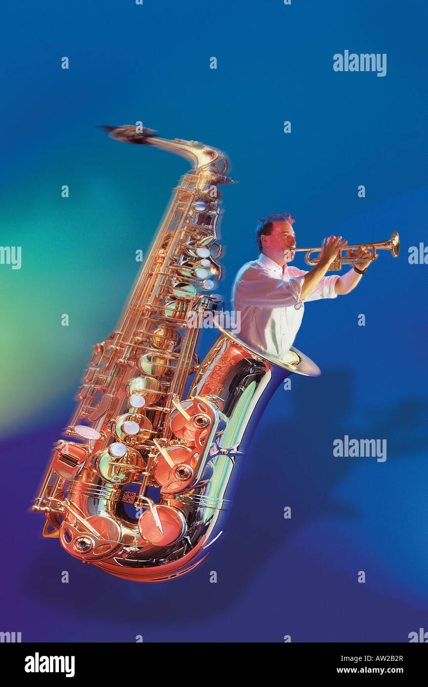 Trombettista emergente dal corno di un alto sassofono-colore di sfondo-suggerito atmosfera da concerto Foto Stock