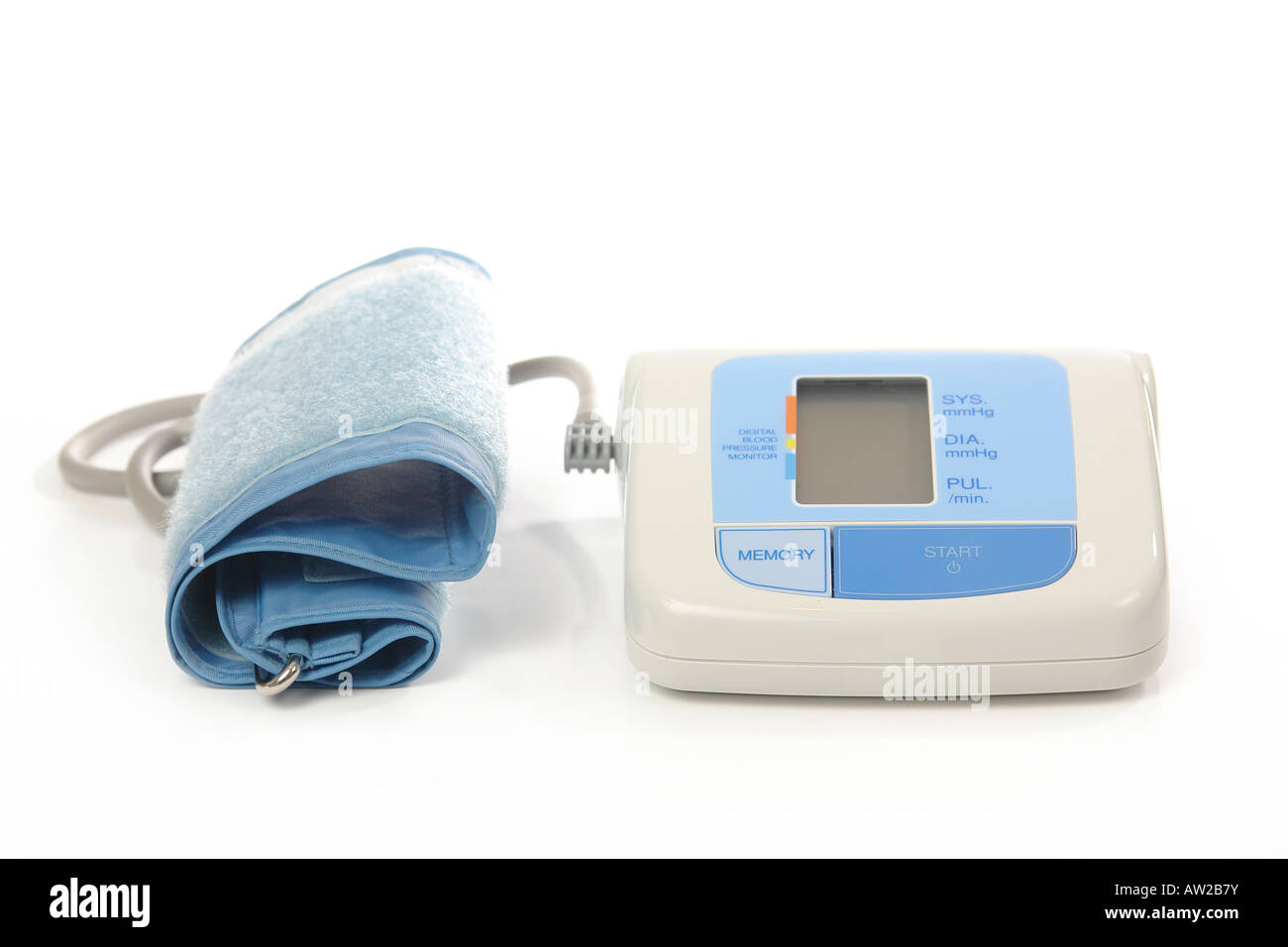 Sfigmomanometro digitale su sfondo bianco Foto Stock