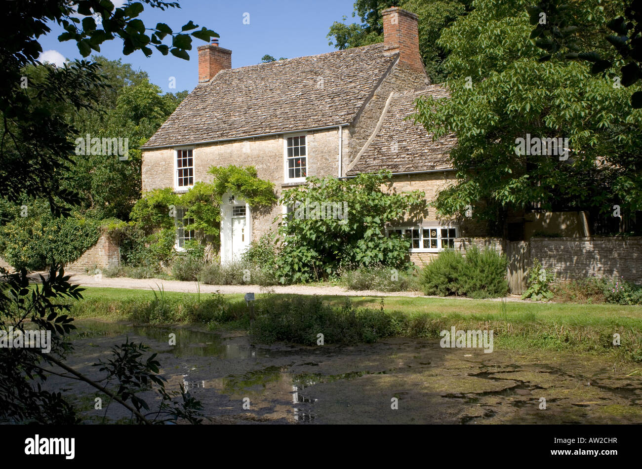Idilliaco riverside Cotswold cottage, Gloucestershire, England, Regno Unito Foto Stock