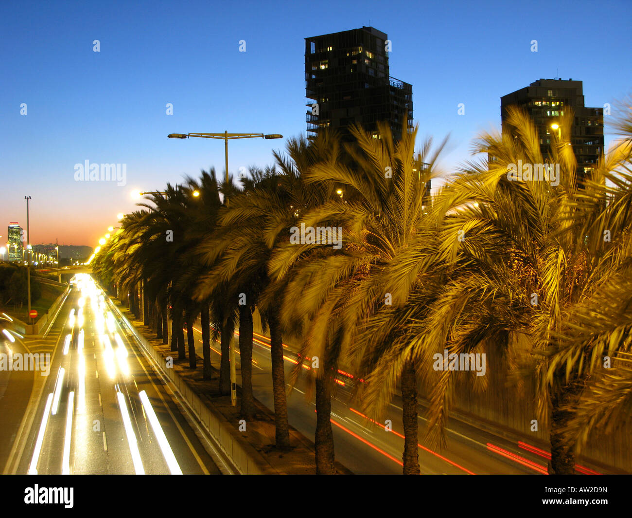 Moderno a Barcellona il traffico della città Foto Stock