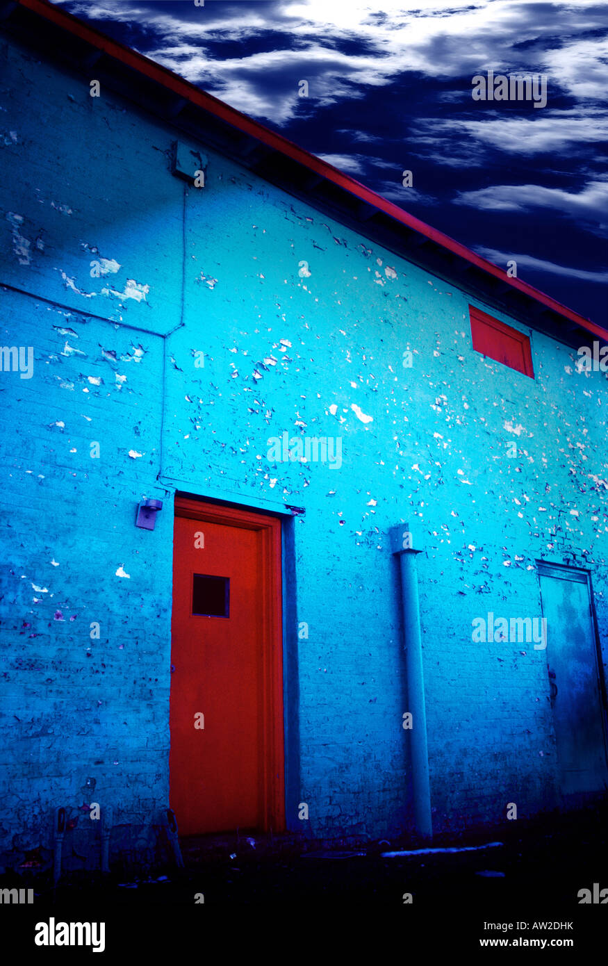 Antico vicolo sporco porta con colori luminosi e pareti scrostate di notte Foto Stock