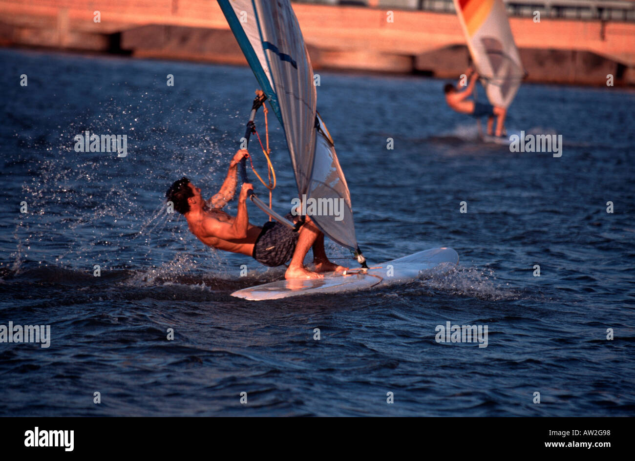 Sailboarding sulle sponde di un lago in Marocco Foto Stock