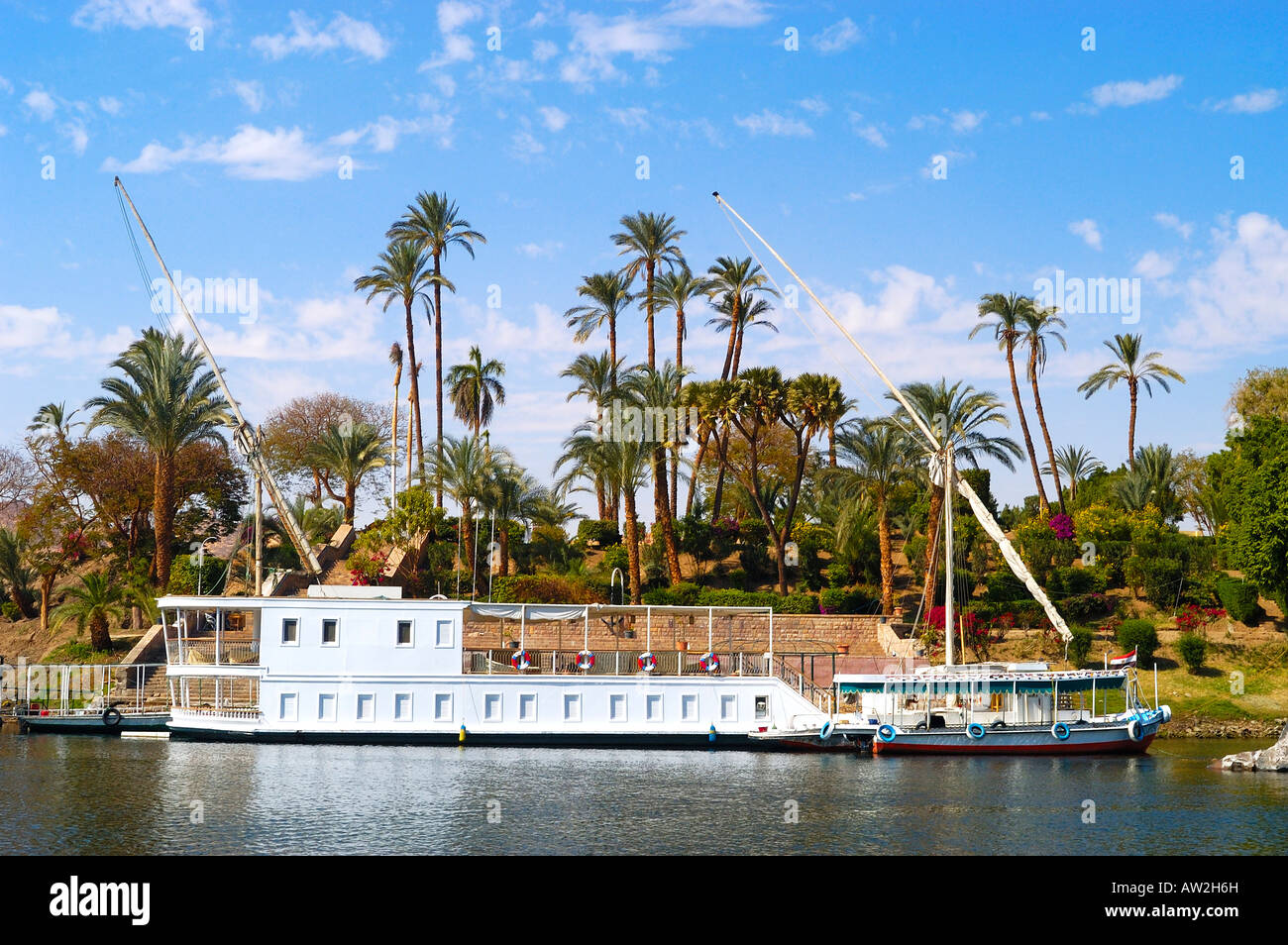Dahabiyyas , tradizionale vela barche di crociera sul Nilo fotografati a Aswan, Egitto Foto Stock