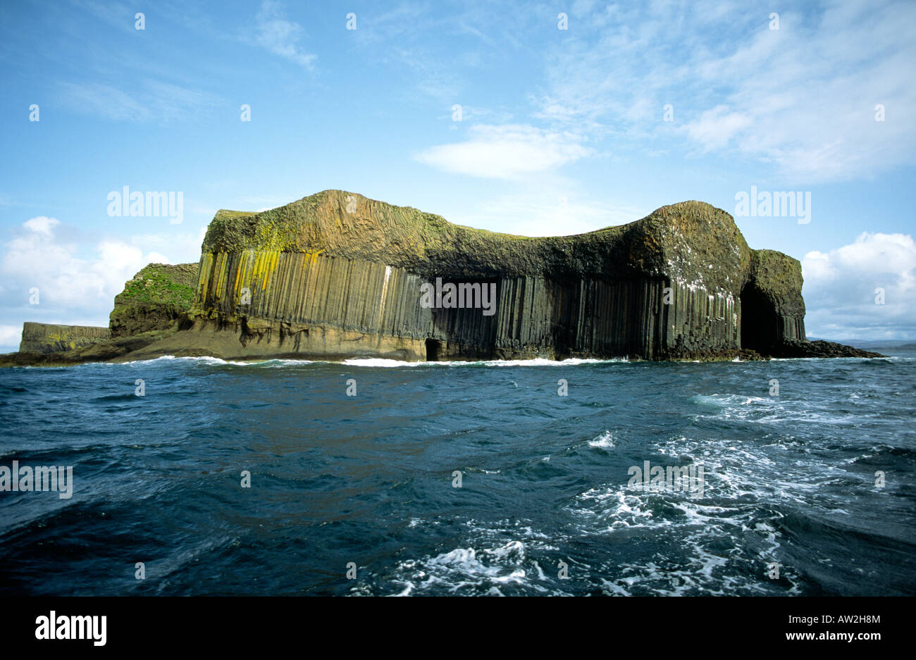 Basalto colonne di roccia dell isola di staffa, Ebridi Interne, Scozia. Ingresso alla Fingal's Cave sul lato destro Foto Stock