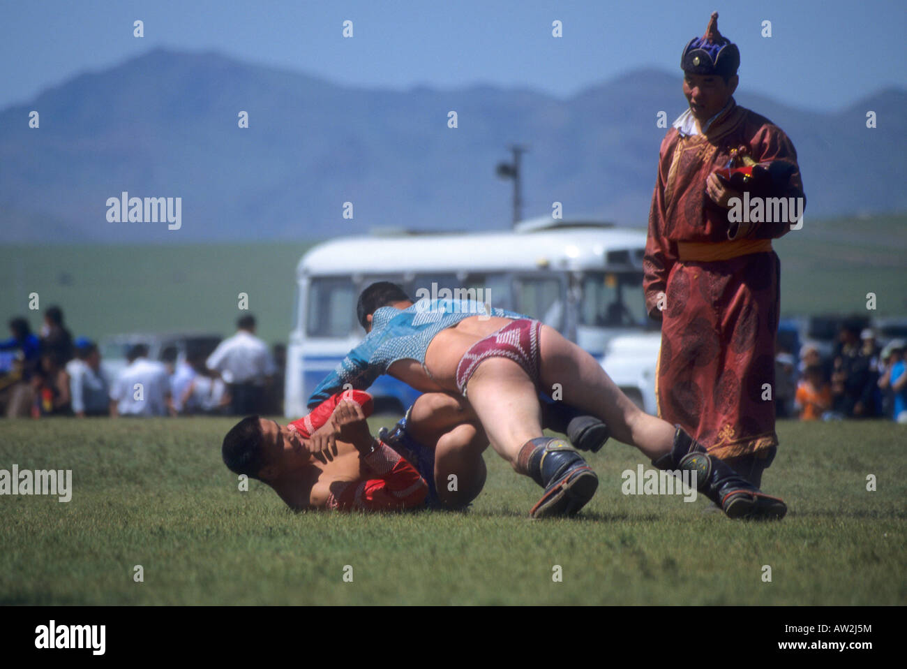 Lottatori combattono sotto gli occhi dell'Arbitro presso il Festival di Naadam, Yaarmag, Ulaan Baatr, Mongolia Photog: Andrew Wheeler Foto Stock