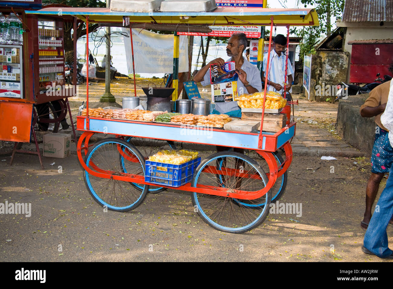 Uomo di vendita di alimenti da un mobile in stallo, Fort Cochin, Cochin, Kerala, India Foto Stock