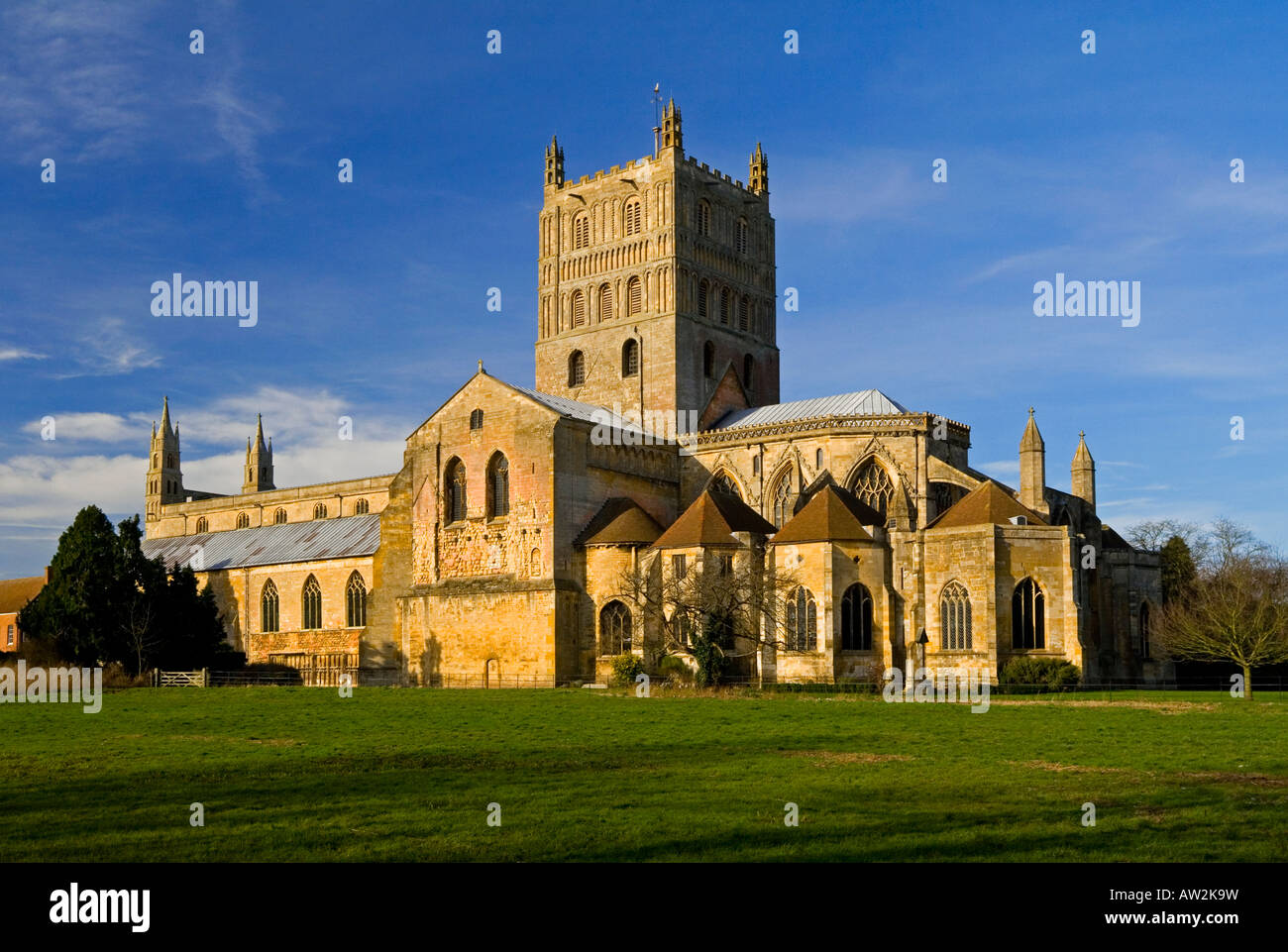 Tewkesbury Abbey Santa Maria Vergine Chiesa Gloucestershire England Regno Unito con torre e cielo blu Foto Stock