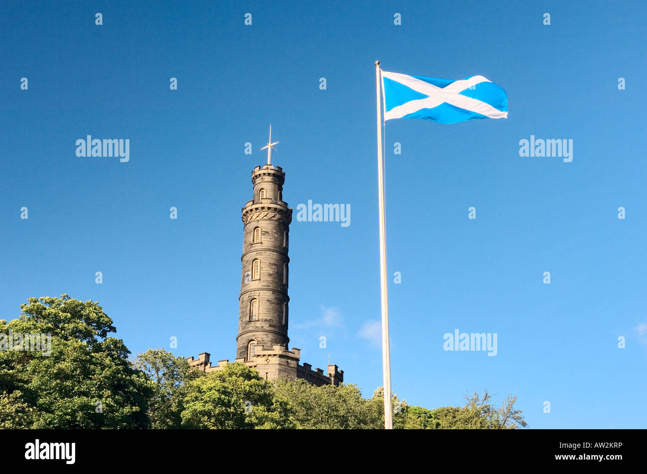 Scottish bandiera nazionale e Nelson's monumento su Calton Hill, il centro di Edimburgo, Regione di Lothian, Scozia Foto Stock