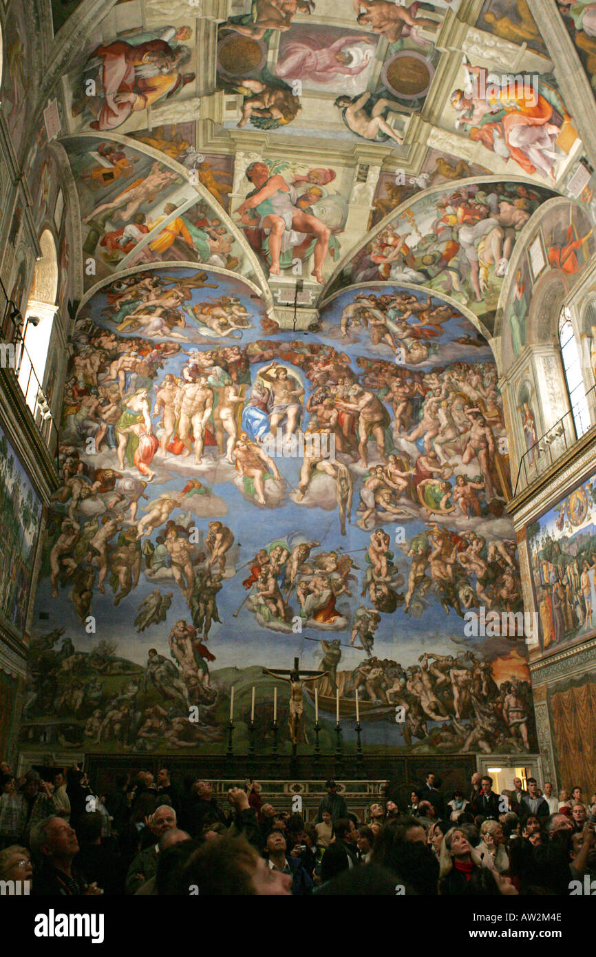 I turisti guardano il tetto della Cappella Sistina Michelangelos creazione  dell uomo e ultima sentenza dipinti ad affresco Roma Italia Foto stock -  Alamy