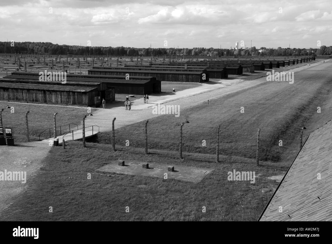 Il restante capanne in legno nell'ex campo di concentramento nazista di Auschwitz Birkenau, Oswiecim, Polonia. Foto Stock