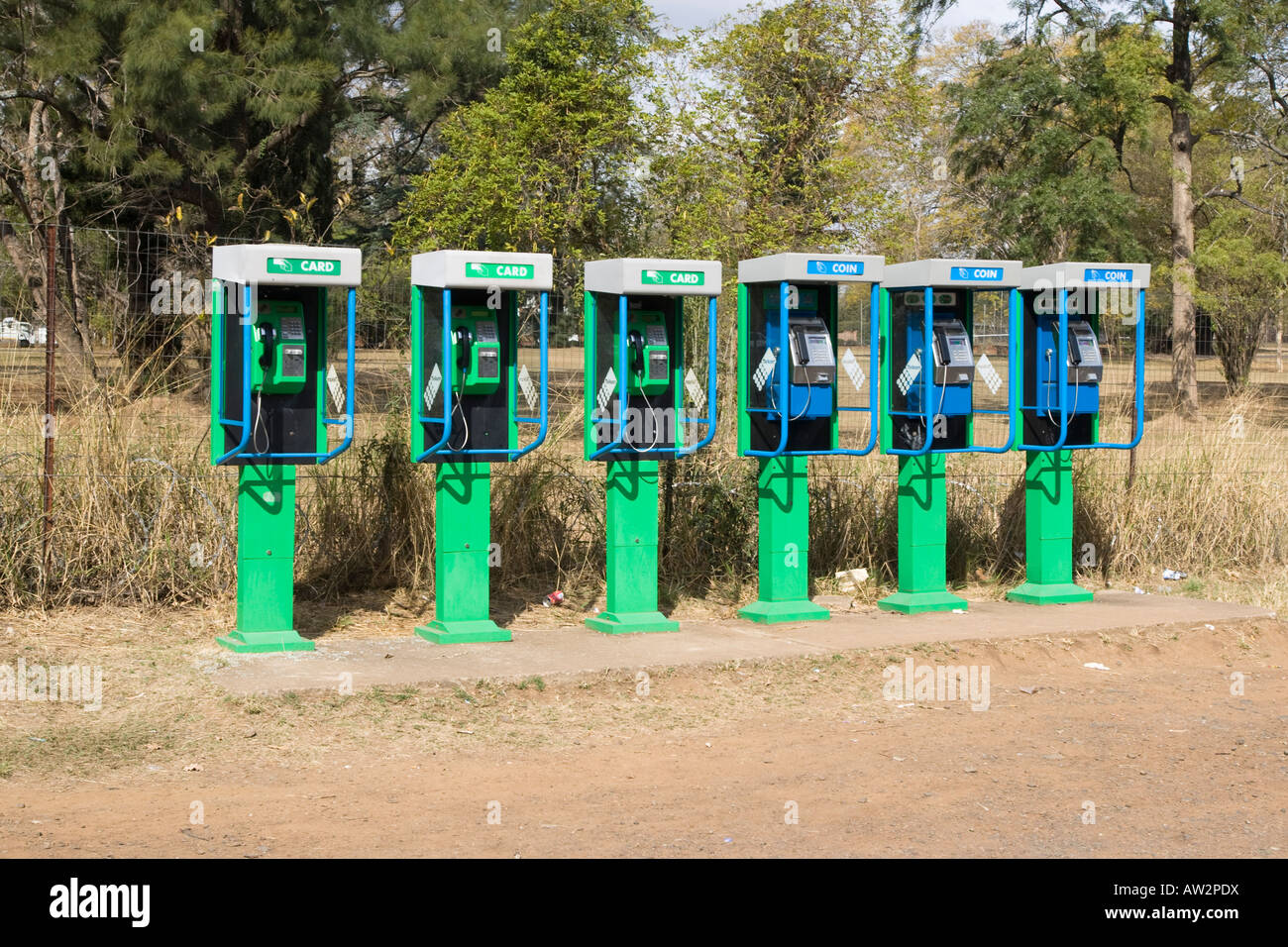 Fila di telefoni pubblici in Pietermaritzburg Foto Stock