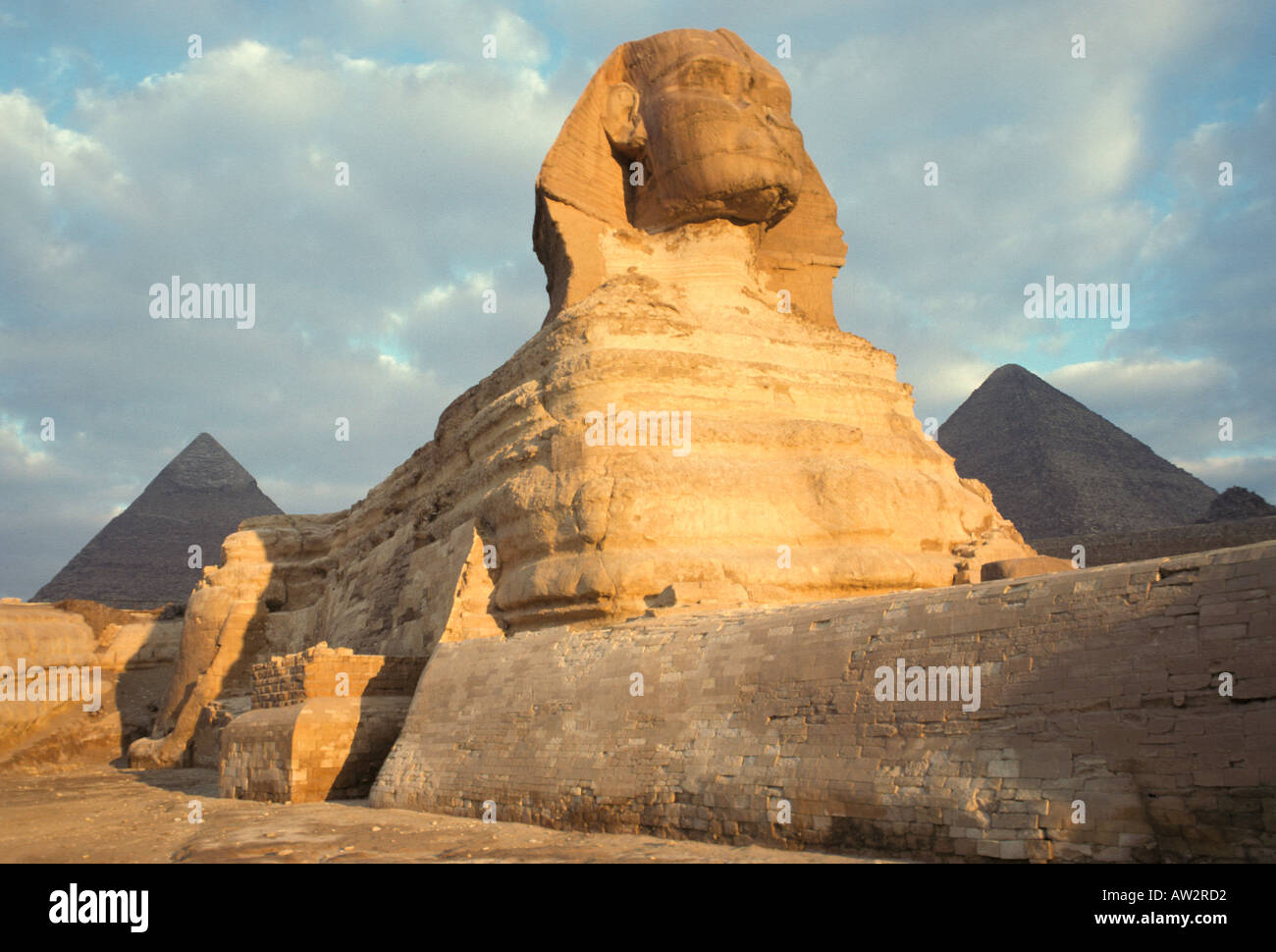 Egitto ritratto della Sfinge a Giza la mattina presto con le nuvole Foto Stock