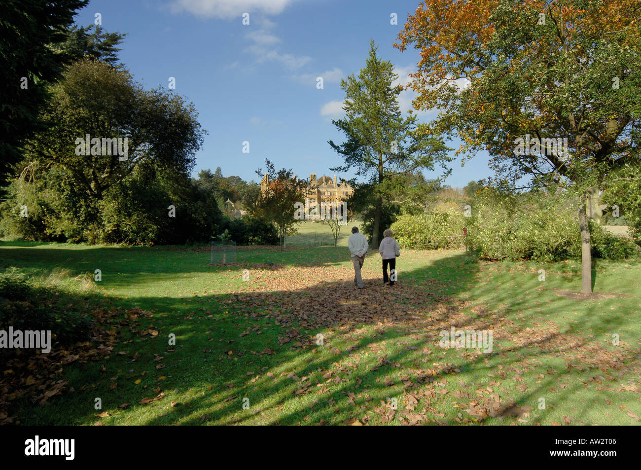 Batsford arboretum vicino a moreton in marsh cotswolds fotografato in autunno giovane a piedi Foto Stock