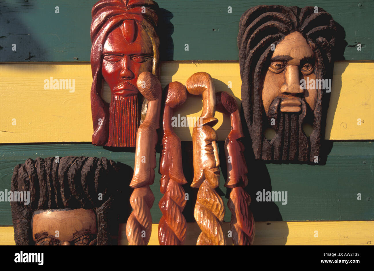 Giamaica Negril sculture in legno a cavalletto sul ciglio della strada Foto Stock