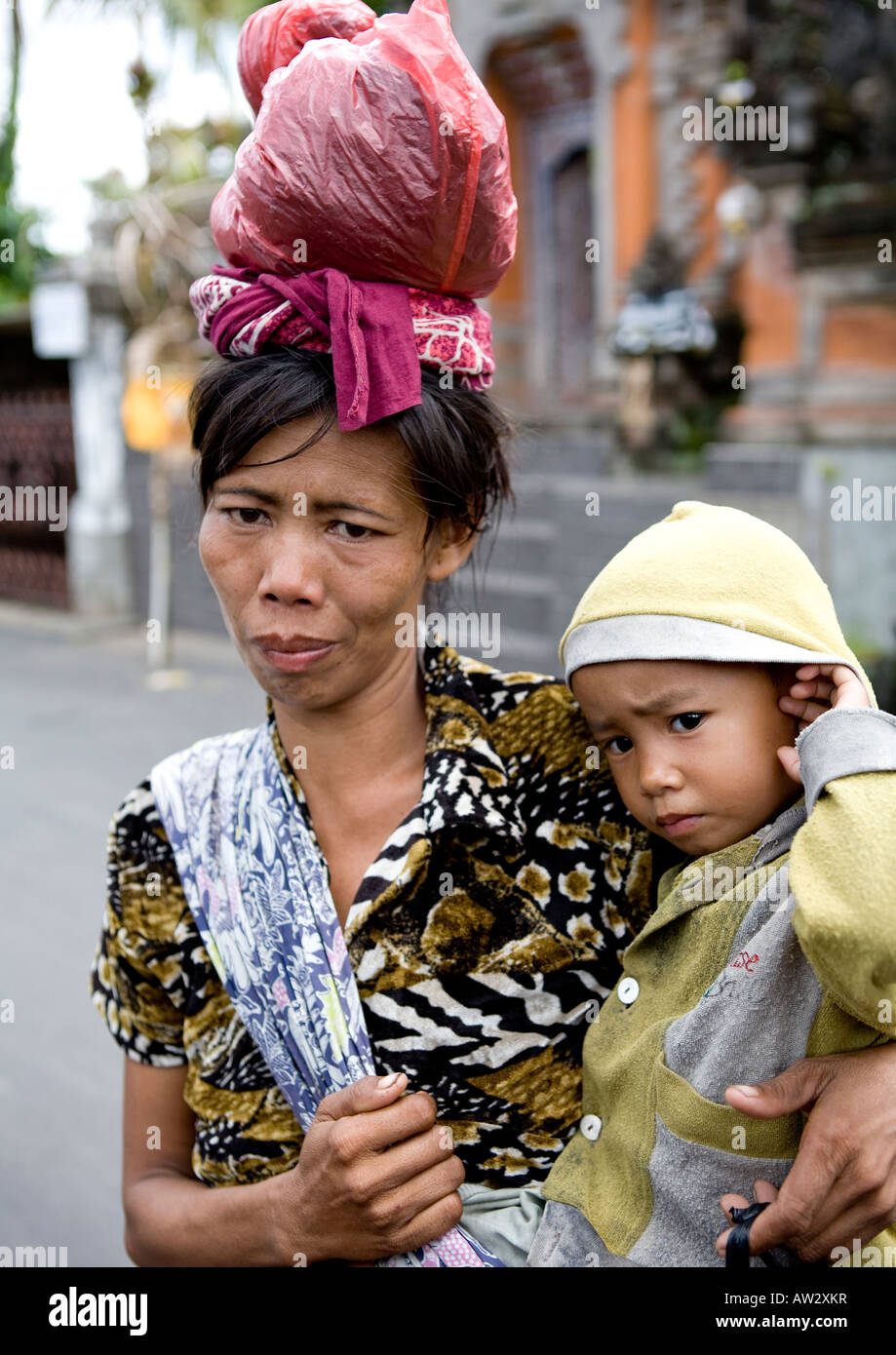 Una donna di accattonaggio con bambino Ubud Bali Indonesia Foto Stock