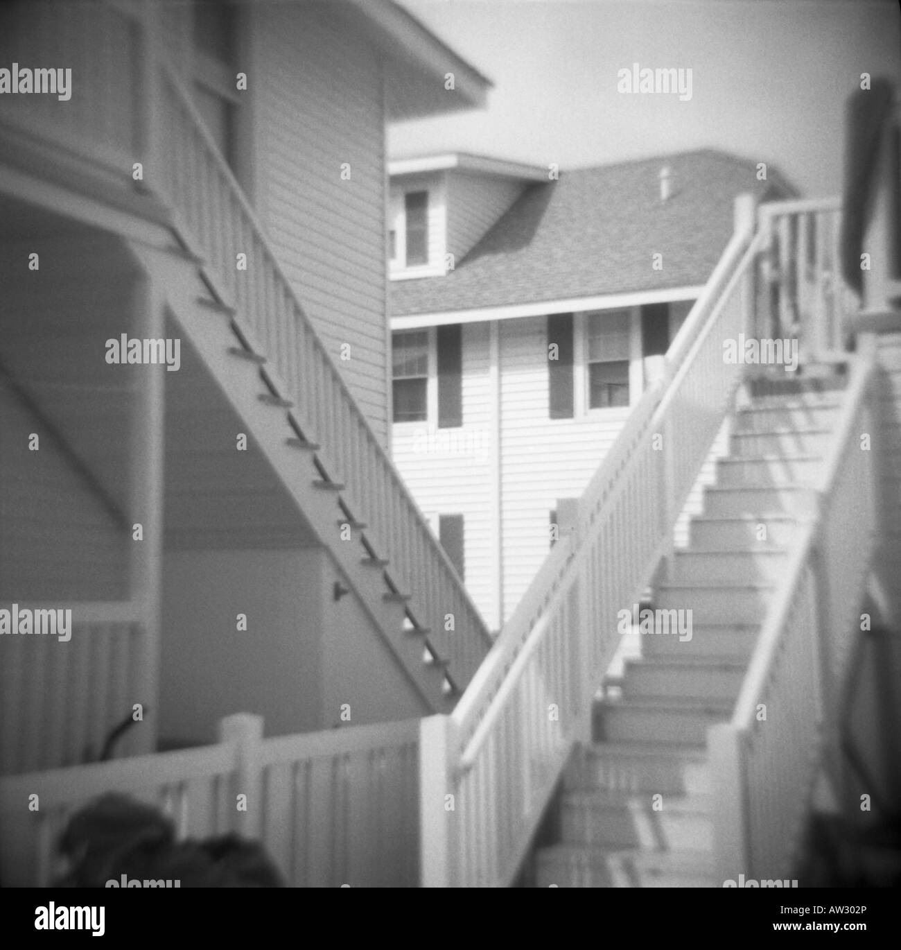 Bianco e nero fotocamera giocattolo fotografia case appartamenti scale scale Foto Stock
